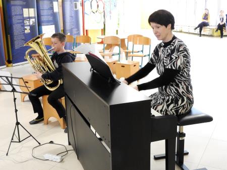 Kulturni program sta zaključila Tilen Pavec in mama Ana_ zlato nagrajena na glasbenem tekmovanju v Beogradu